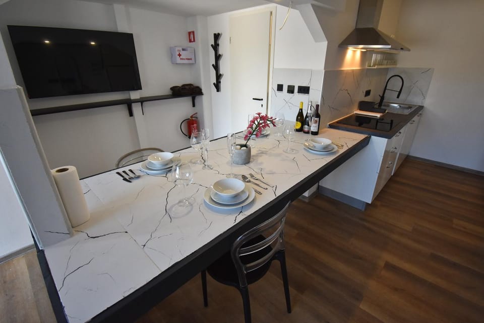 TV and multimedia, Coffee/tea facilities, Kitchen or kitchenette, Dining area, stove