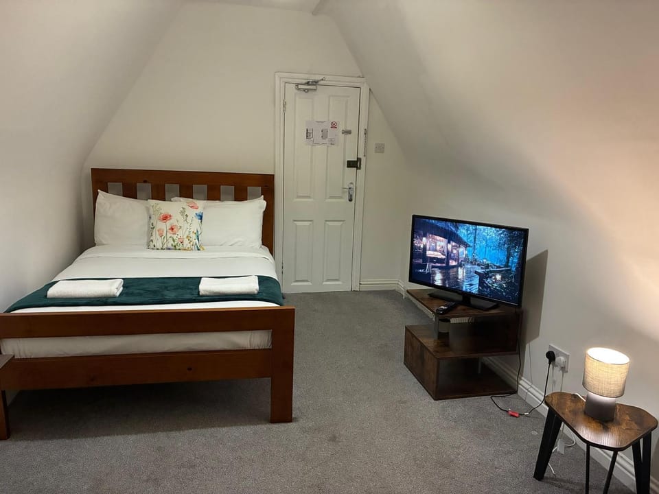 Bed, TV and multimedia, Photo of the whole room, Bedroom
