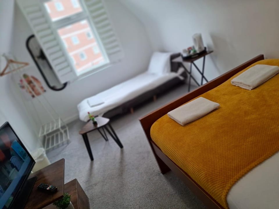 Bed, TV and multimedia, Bedroom