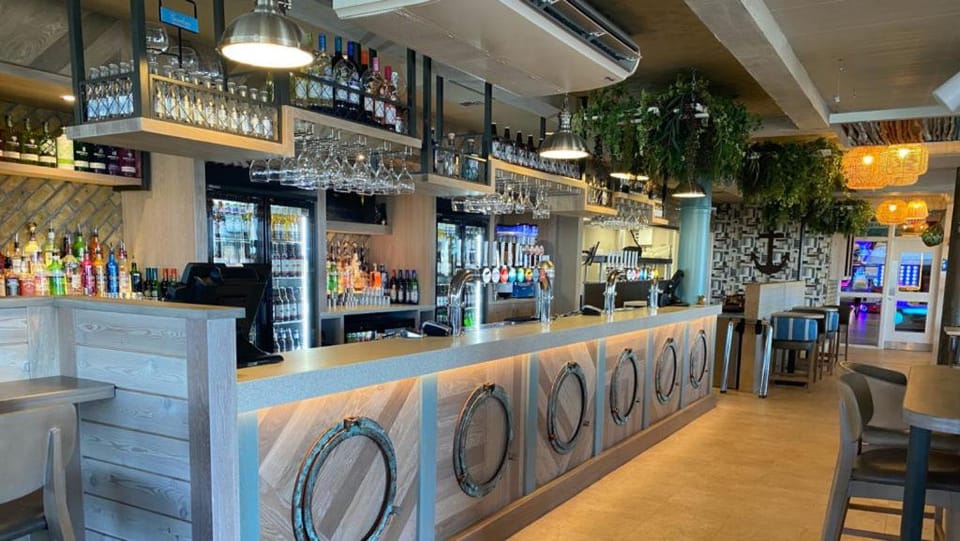 Restaurant/places to eat, Lounge or bar
