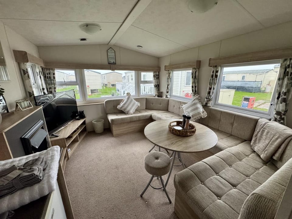 TheLeoHome Campground/ 
RV Resort in Selsey