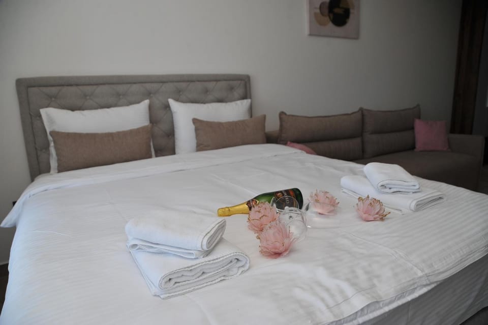 Bed, towels