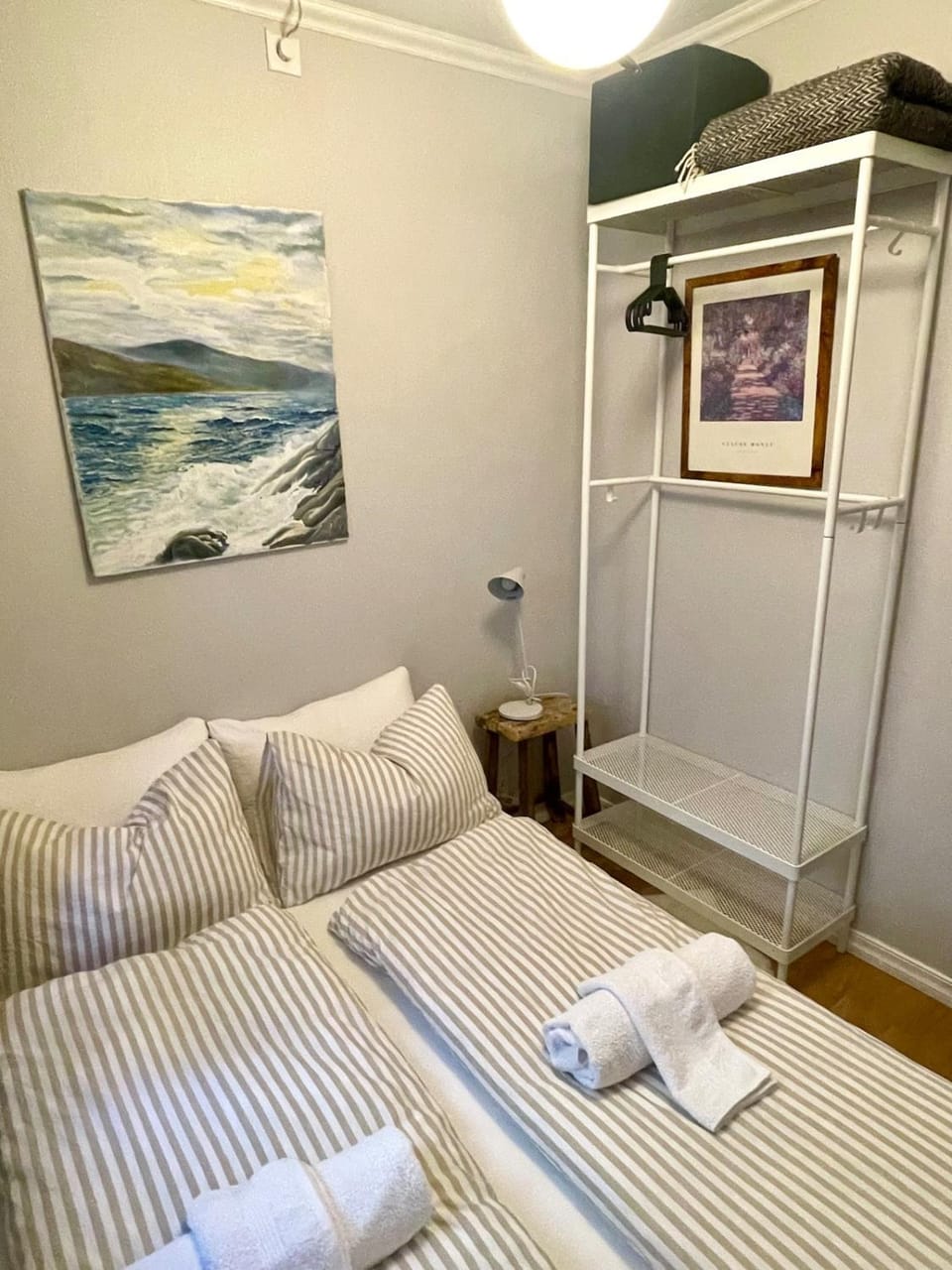 Bed, Bedroom, towels