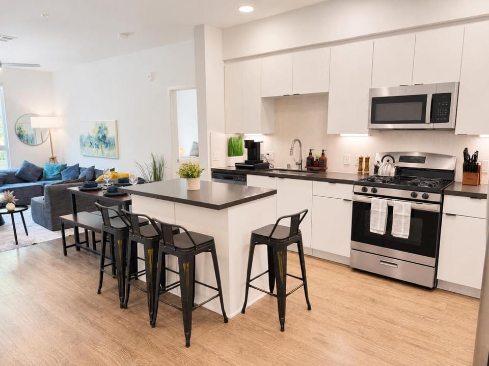Coffee/tea facilities, Kitchen or kitchenette, Living room, Seating area, Dining area, Food, dishwasher, oven, stove, toaster