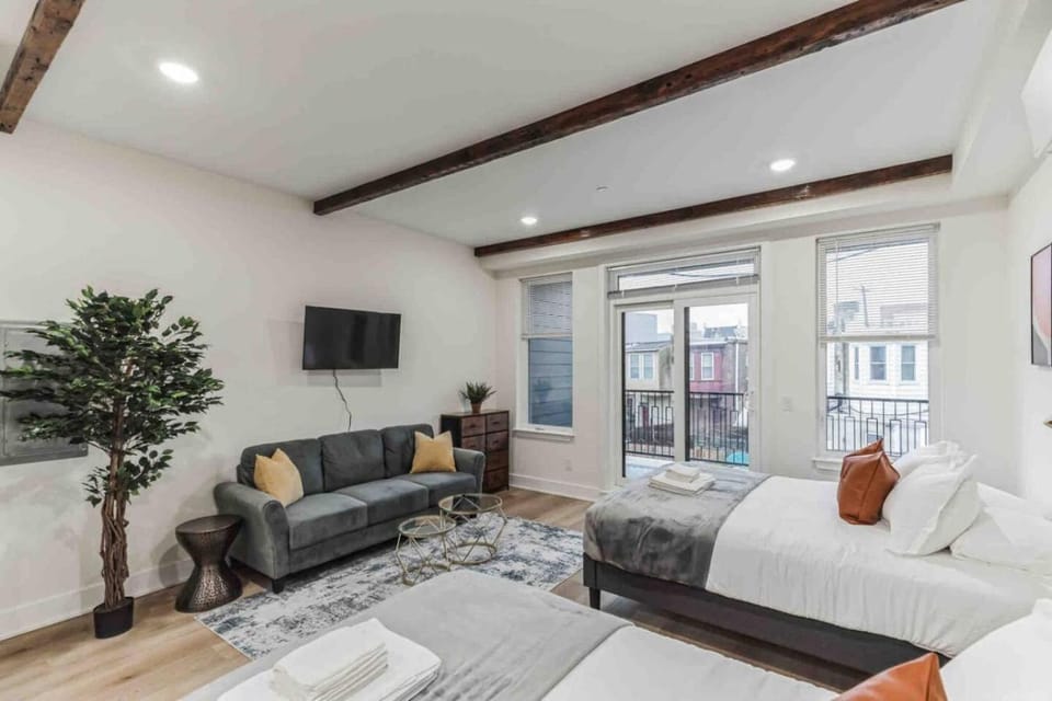 Large Studio w 2 Beds and Balcony (C) Apartment in Philadelphia
