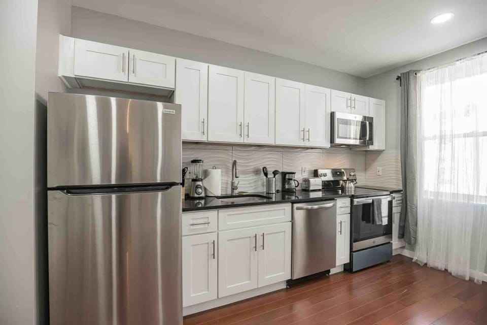 Large and Sunny 1BR - Center City - Sleeps 4 Apartment in Rittenhouse Square