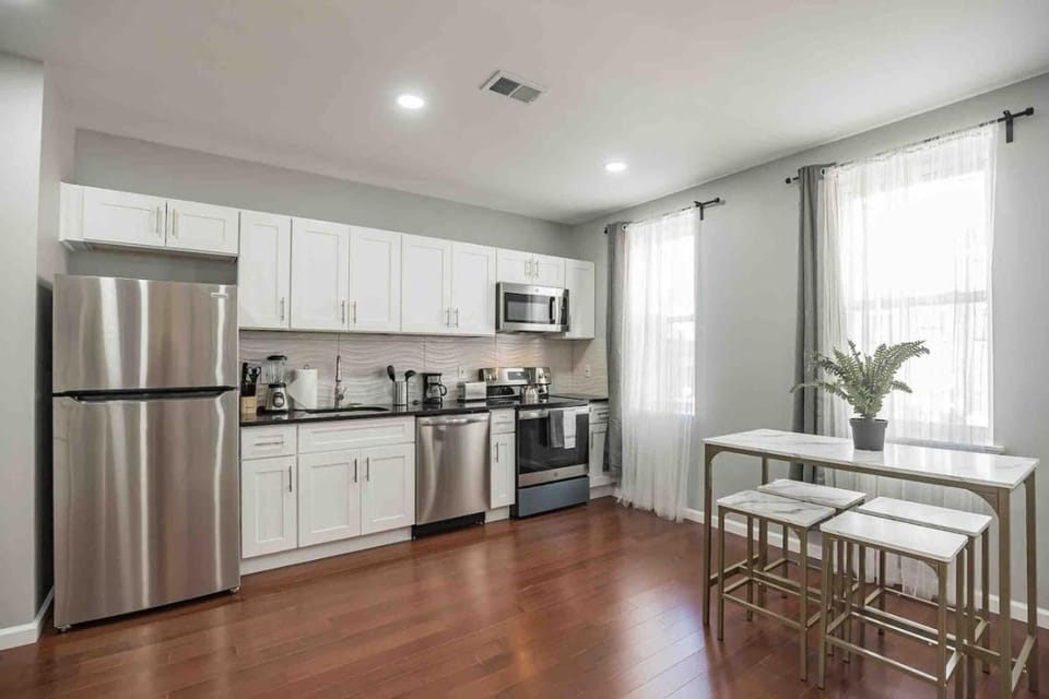 Large and Sunny 1BR - Center City - Sleeps 4 Apartment in Rittenhouse Square