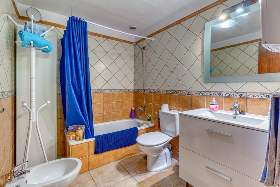 Shower, Toilet, Bathroom, Bath, bidet, towels