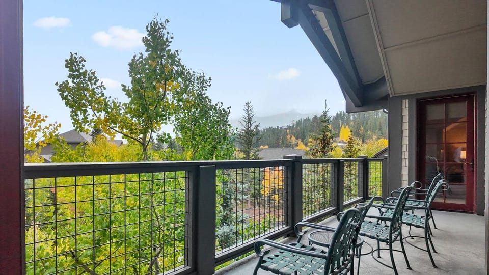 View (from property/room), Balcony/Terrace, Seating area, Mountain view
