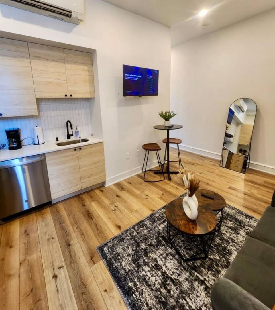Renovated Jr 1BR - Center City - Sleeps 4 - 2 Beds Apartment in Philadelphia