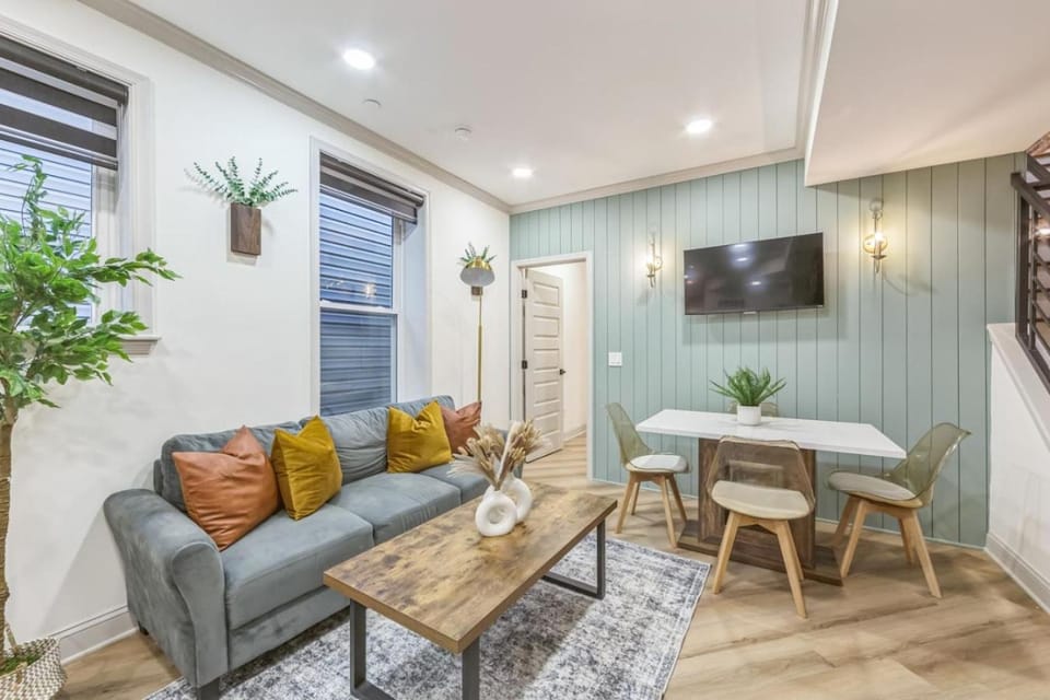 Bi-Level 2BR w Rooftop - Sleeps 12 - 10 min to DT Apartment in Philadelphia