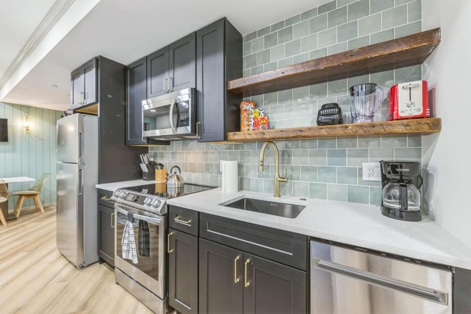 Bi-Level 2BR w Rooftop - Sleeps 12 - 10 min to DT Apartment in Philadelphia