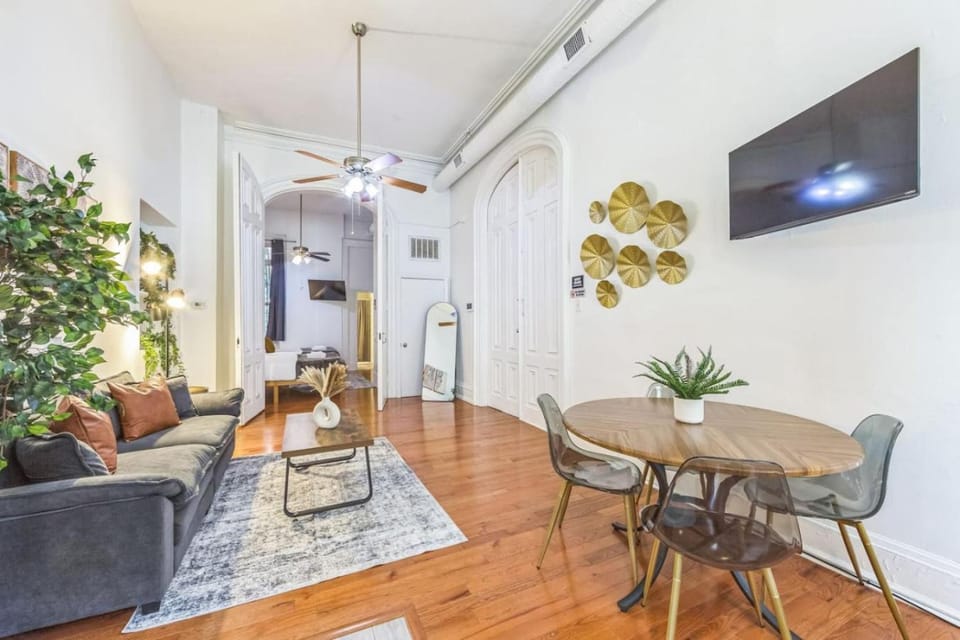 Large Historical Center City 1BR that Sleeps 4 Apartment in Philadelphia