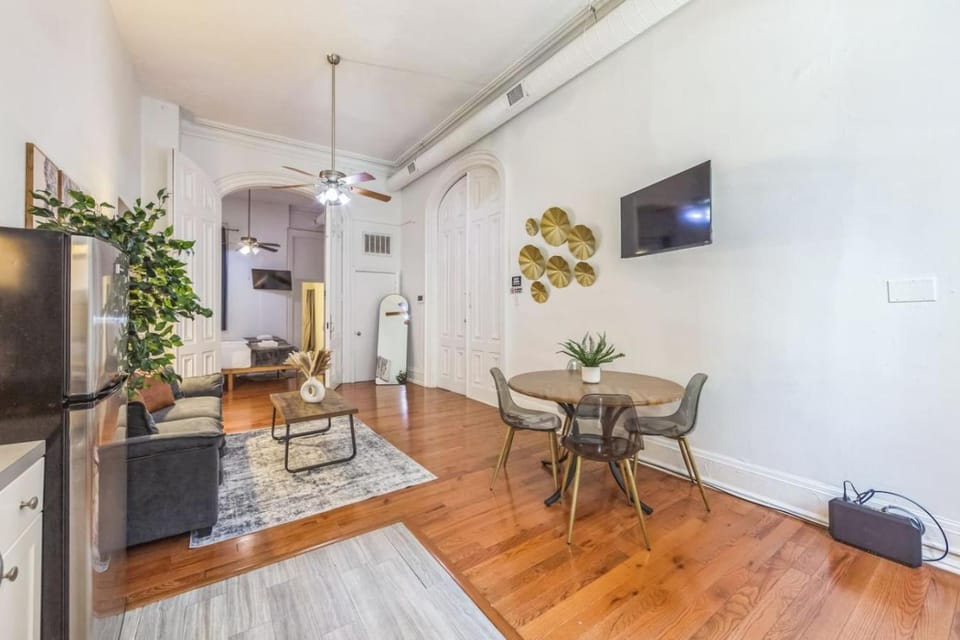 Large Historical Center City 1BR that Sleeps 4 Apartment in Philadelphia