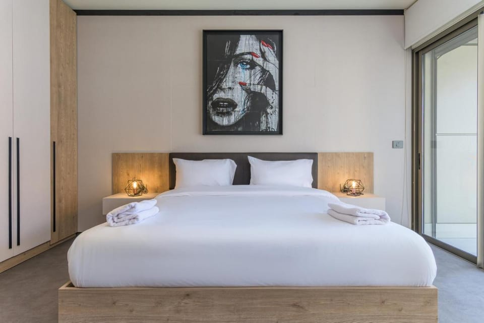 Bed, towels