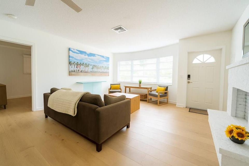 Living room, Photo of the whole room, Seating area