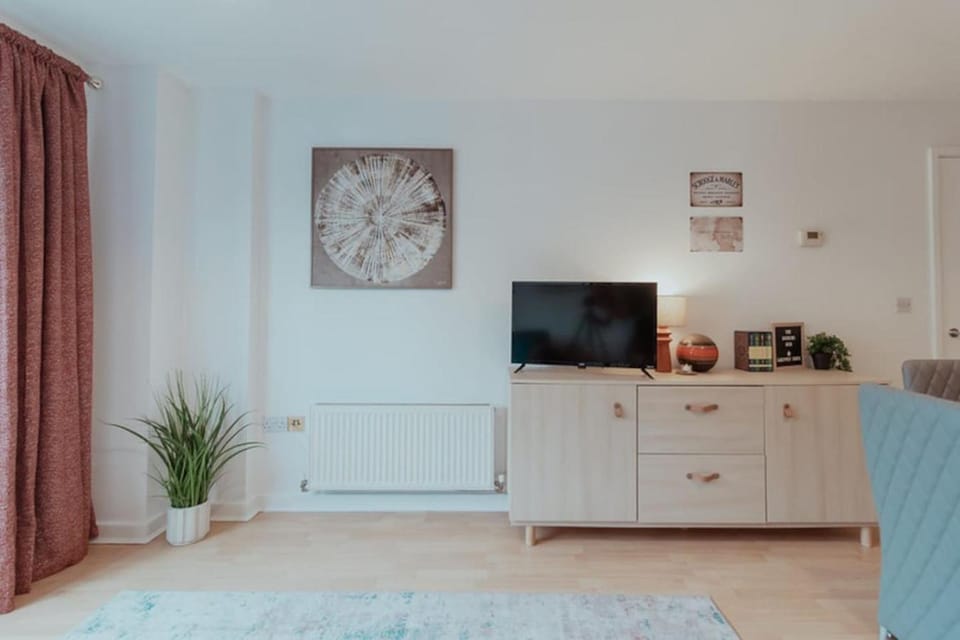 The Diickens Den - Stylish Rochester 1BR Flat - Sleeps 4 - Walk to High St, Castle & Station with Secured Parking - Contractor - Friendly and Ideal for Long Stays Apartment in Rochester