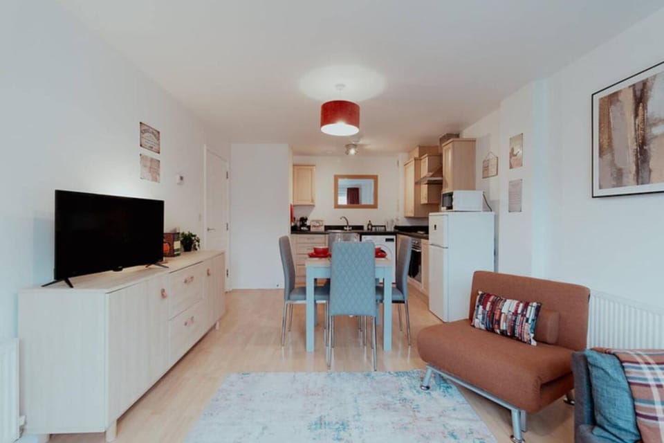 The Diickens Den - Stylish Rochester 1BR Flat - Sleeps 4 - Walk to High St, Castle & Station with Secured Parking - Contractor - Friendly and Ideal for Long Stays Apartment in Rochester