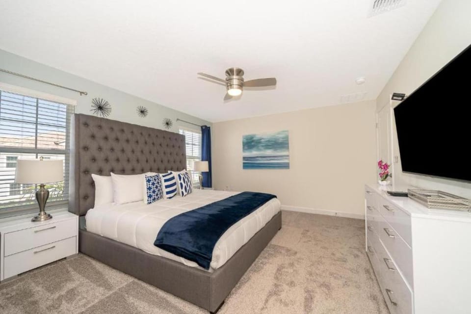 Stunning Retreat Townhouse 4 Beds and 10 Mins to Disney With Pool House in Kissimmee