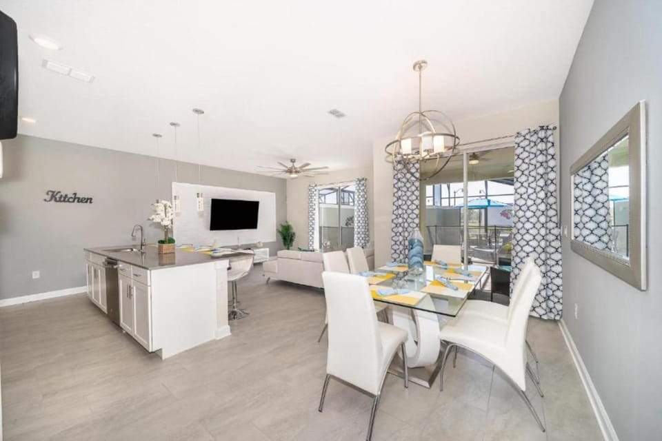 Stunning Retreat Townhouse 4 Beds and 10 Mins to Disney With Pool House in Kissimmee