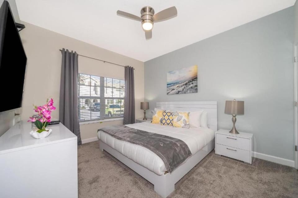 Stunning Retreat Townhouse 4 Beds and 10 Mins to Disney With Pool House in Kissimmee