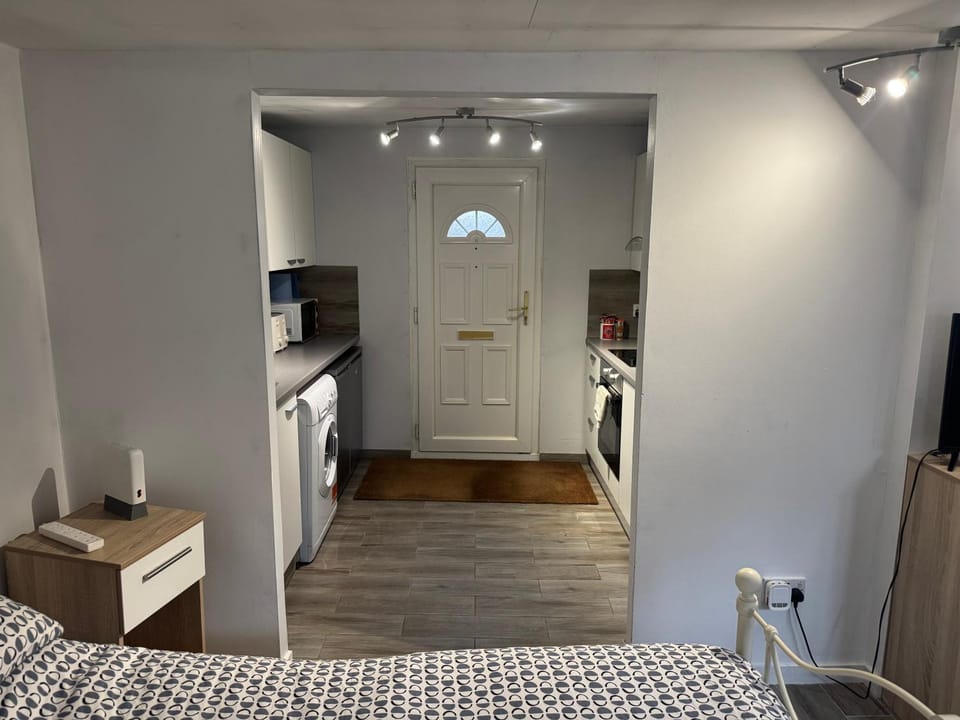 Bed, Kitchen or kitchenette, Photo of the whole room, Bedroom, oven