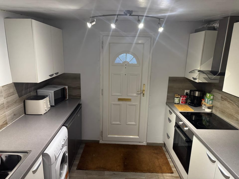 Coffee/tea facilities, Kitchen or kitchenette, oven, stove, toaster