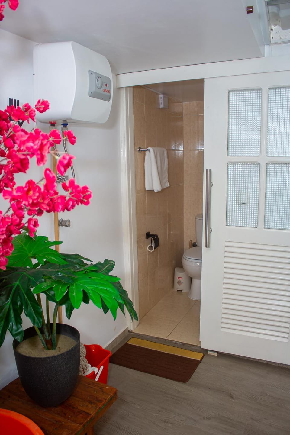 Toilet, Bathroom, Decorative detail, towels