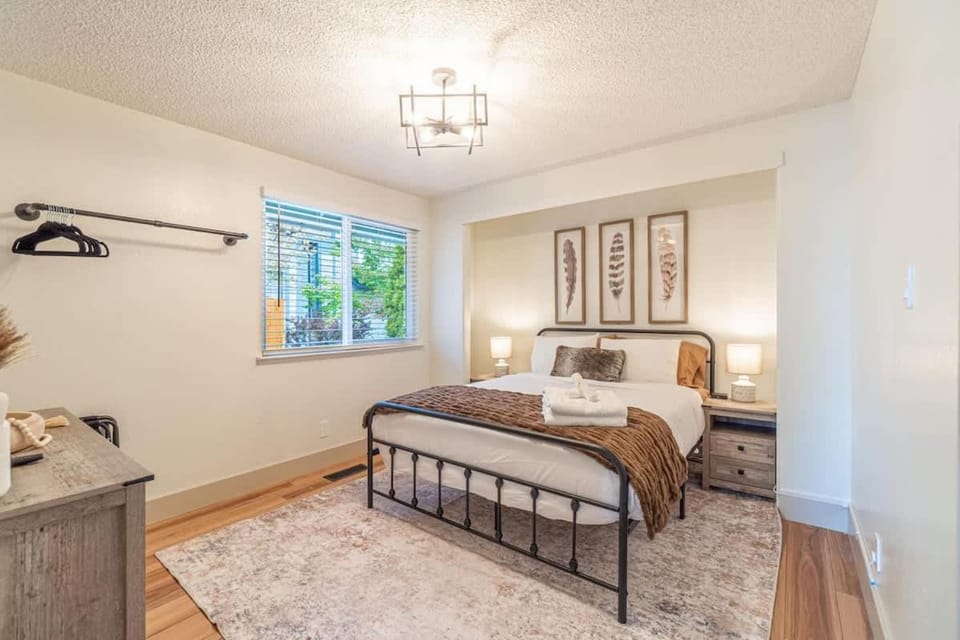 Modern Western Retreat Pet Friendly 4 Bed 2 Bath House in Reno