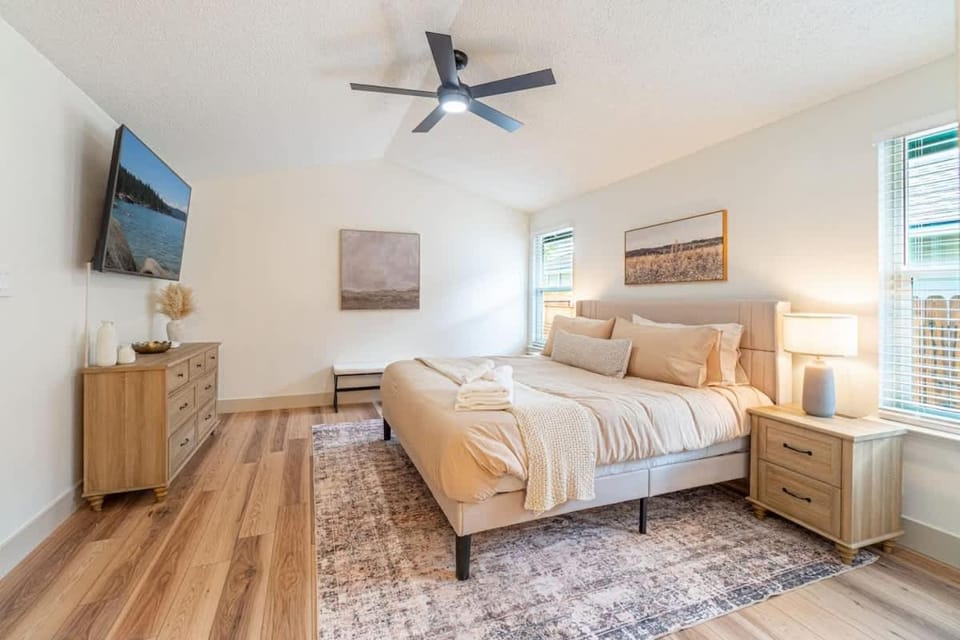 Modern Western Retreat Pet Friendly 4 Bed 2 Bath House in Reno