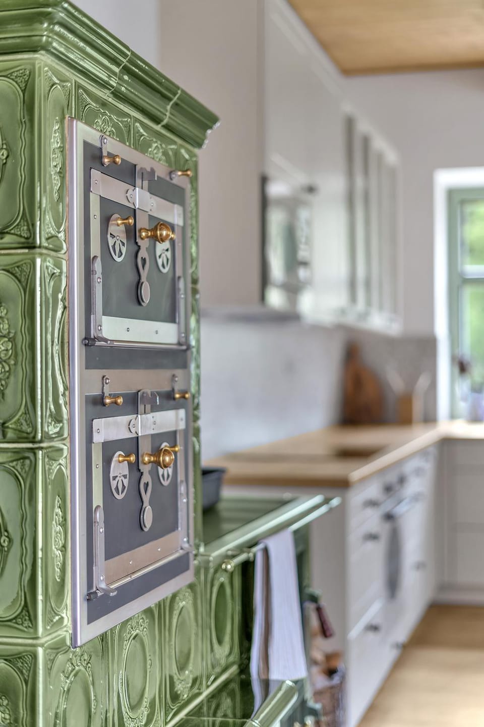 Kitchen or kitchenette, fireplace