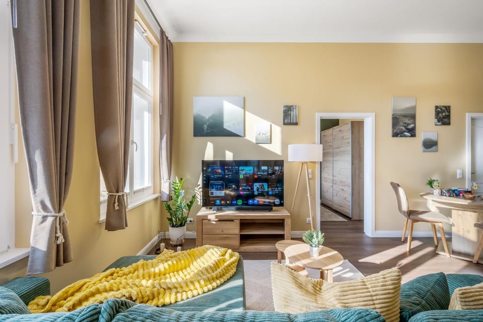 Communal lounge/ TV room, TV and multimedia, Living room, Photo of the whole room