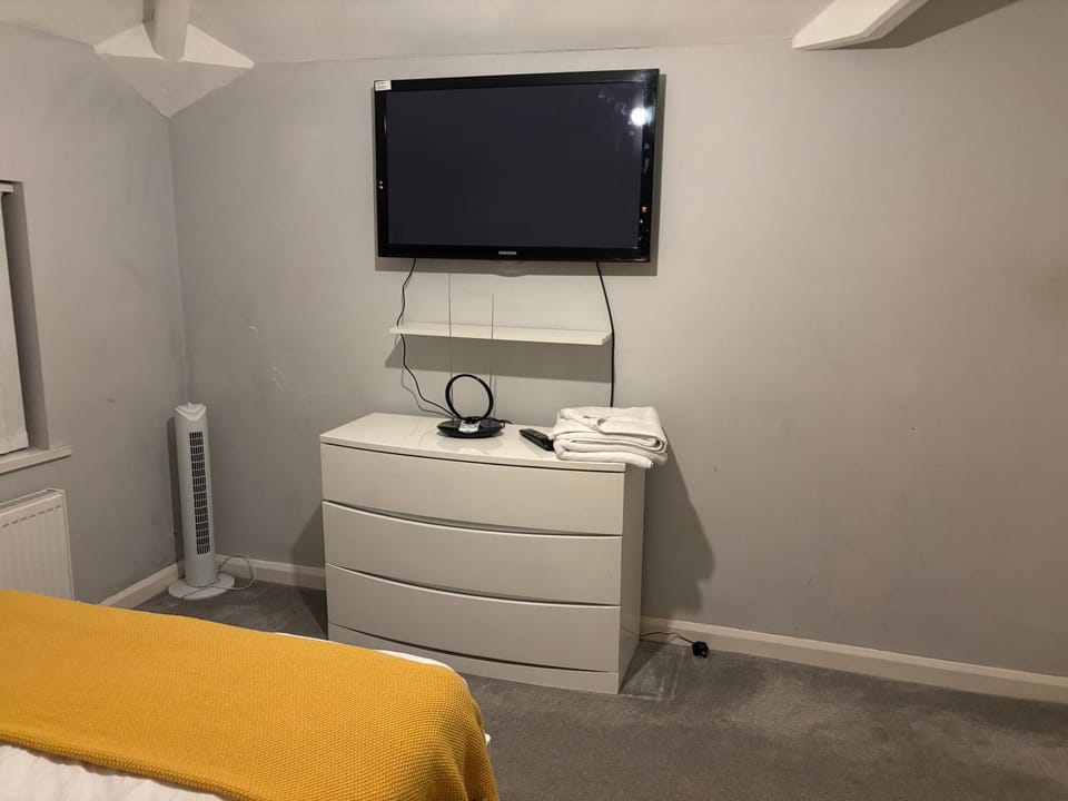Bed, TV and multimedia, Bedroom