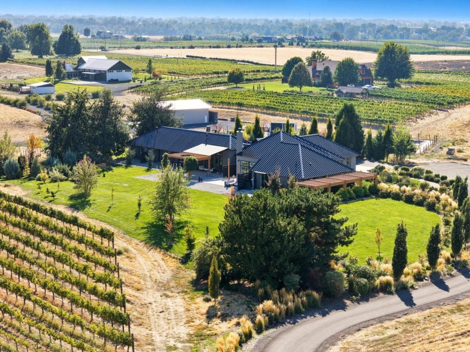 Vineyard Main House -10 acre Vineyard Hotel in Washington