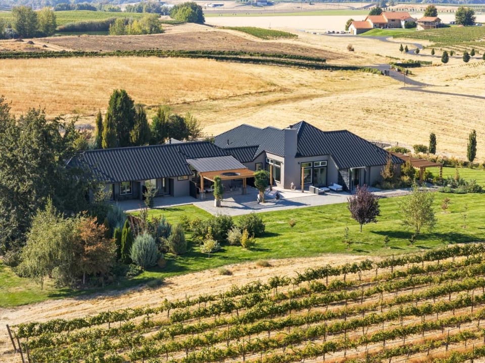 Vineyard Main House -10 acre Vineyard Hotel in Washington