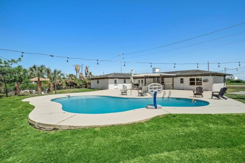Vacation home with private pool and game room, minutes from the beach House in Galveston Island