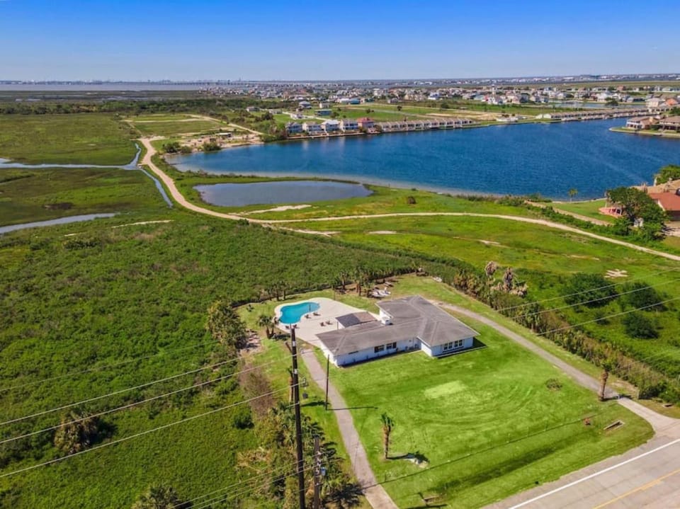 Vacation home with private pool and game room, minutes from the beach House in Galveston Island
