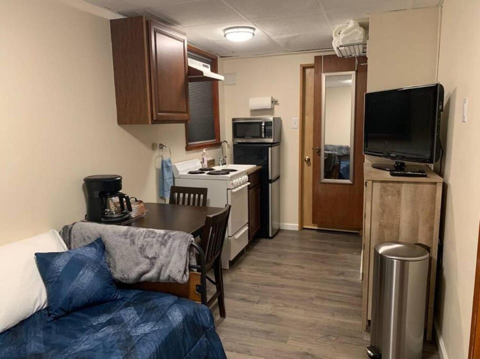 Kitchen or kitchenette, Seating area, Dining area