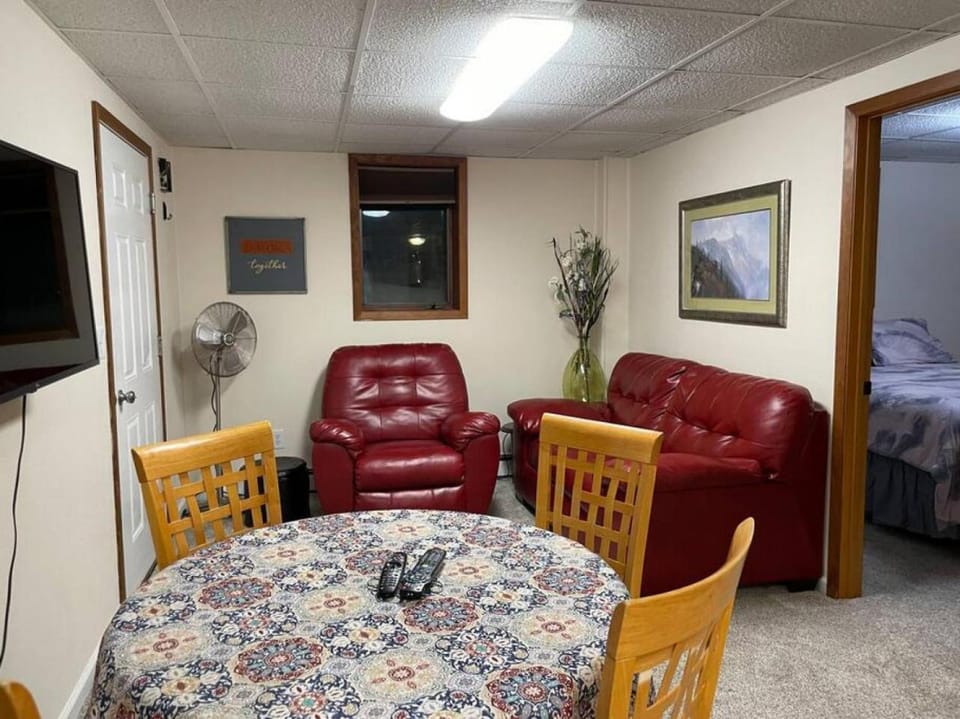 Moose 2 bedroom lower, close to downtown Apartment in Fairbanks