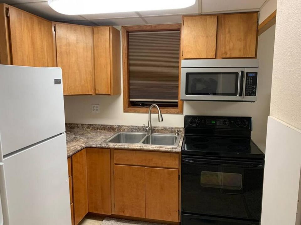 Moose 2 bedroom lower, close to downtown Apartment in Fairbanks