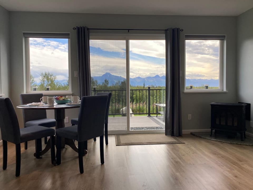 Facade/entrance, Dining area, Mountain view, fireplace