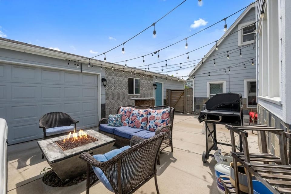 The Cozy Birdhouse with Sauna, Hot Tub & Outdoor Lounge space! House in Englewood