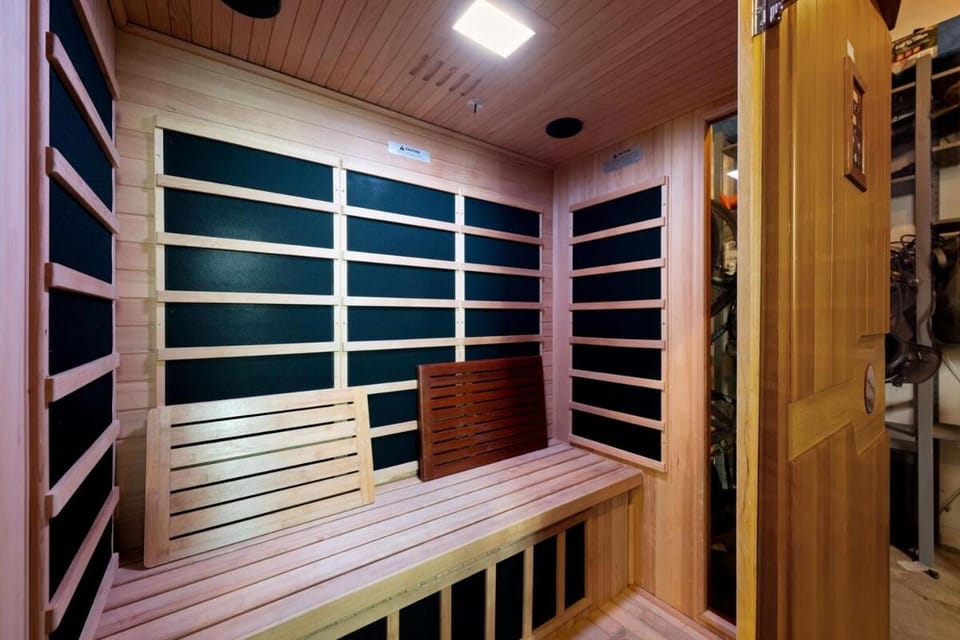 The Cozy Birdhouse with Sauna, Hot Tub & Outdoor Lounge space! House in Englewood
