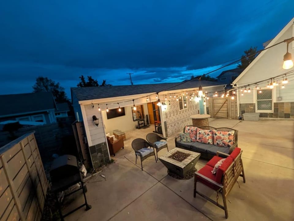 The Cozy Birdhouse with Sauna, Hot Tub & Outdoor Lounge space! House in Englewood
