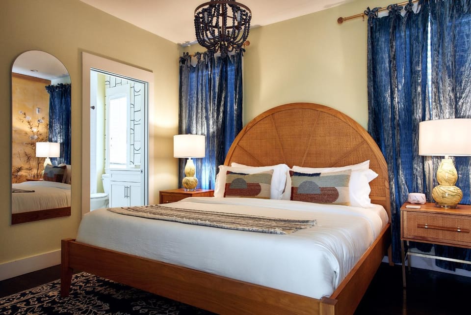 Courtyard Penthouse, Kings Beds & Soaring Ceilings, 1 of 7 Themed Lofts at Cowrite, Find Coffee and Tacos Downstairs, Complimentary Spin Class, Walk to Shopping in 12 South, 10 Minutes to Broadway, Parking, 24 Hr Hospitality Apartment in Nashville