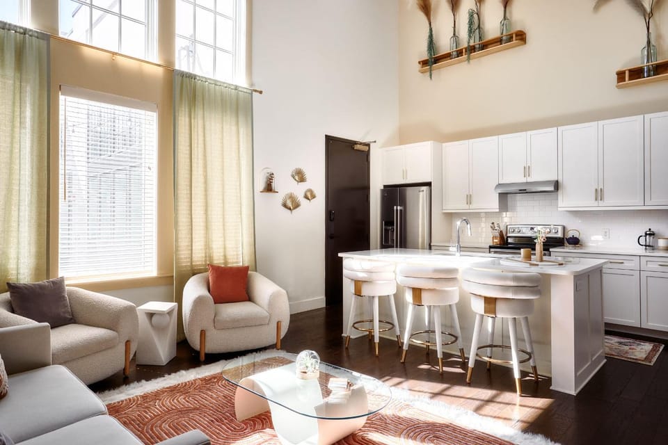 Courtyard Penthouse, Kings Beds & Soaring Ceilings, 1 of 7 Themed Lofts at Cowrite, Find Coffee and Tacos Downstairs, Complimentary Spin Class, Walk to Shopping in 12 South, 10 Minutes to Broadway, Parking, 24 Hr Hospitality Apartment in Nashville