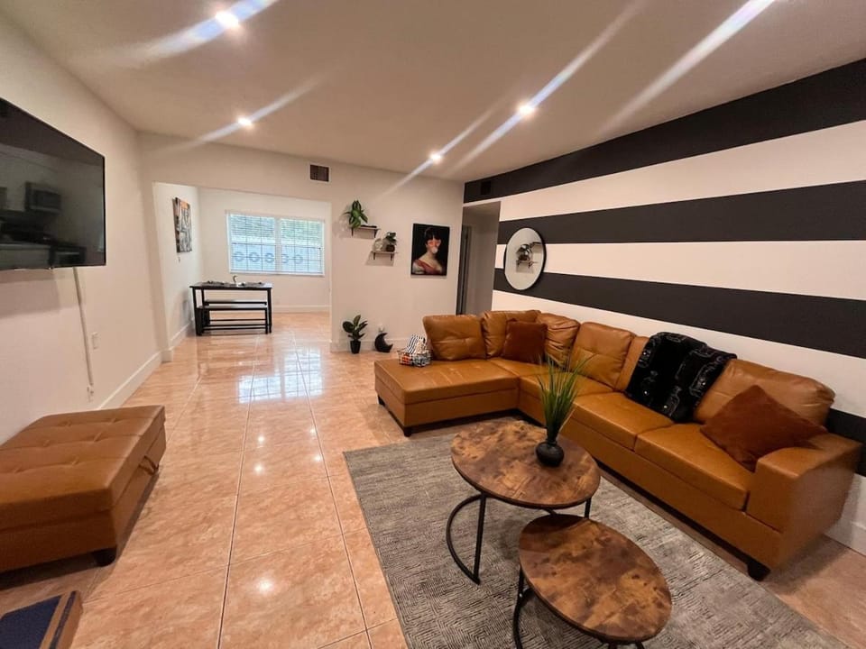 Cozy Miami Home Next to Beach & Aventura Mall Apartment in Biscayne Park