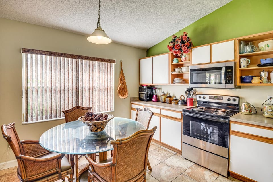 5 Mi to Beaches: Family Getaway in Palm Coast! House in Palm Coast