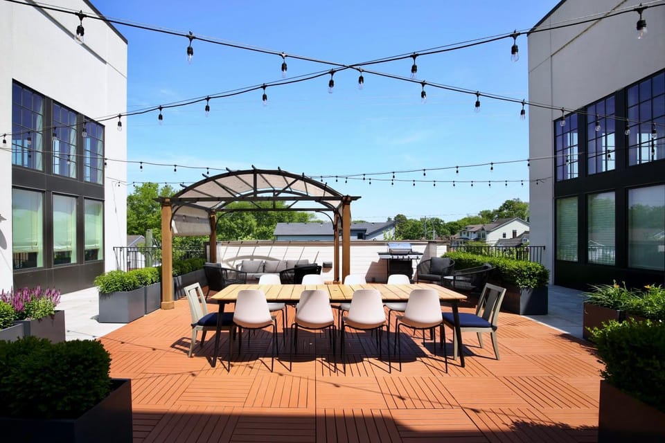 Soaring Ceilings & King Beds Overlooking Courtyard, 1 of 7 Themed Lofts at Cowrite, Find Coffee and Tacos Downstairs, Complimentary Spin Class, Walk to Shopping in 12 South, 10 Minutes to Broadway, Parking, 24 Hr Hospitality Apartment in Nashville
