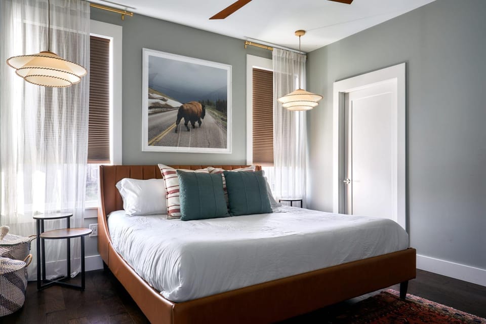Soaring Ceilings & King Beds Overlooking Courtyard, 1 of 7 Themed Lofts at Cowrite, Find Coffee and Tacos Downstairs, Complimentary Spin Class, Walk to Shopping in 12 South, 10 Minutes to Broadway, Parking, 24 Hr Hospitality Apartment in Nashville